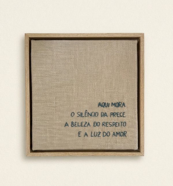 AQUI MORA — Frase bordada à mão aplicada em tela de madeira para pintura.
