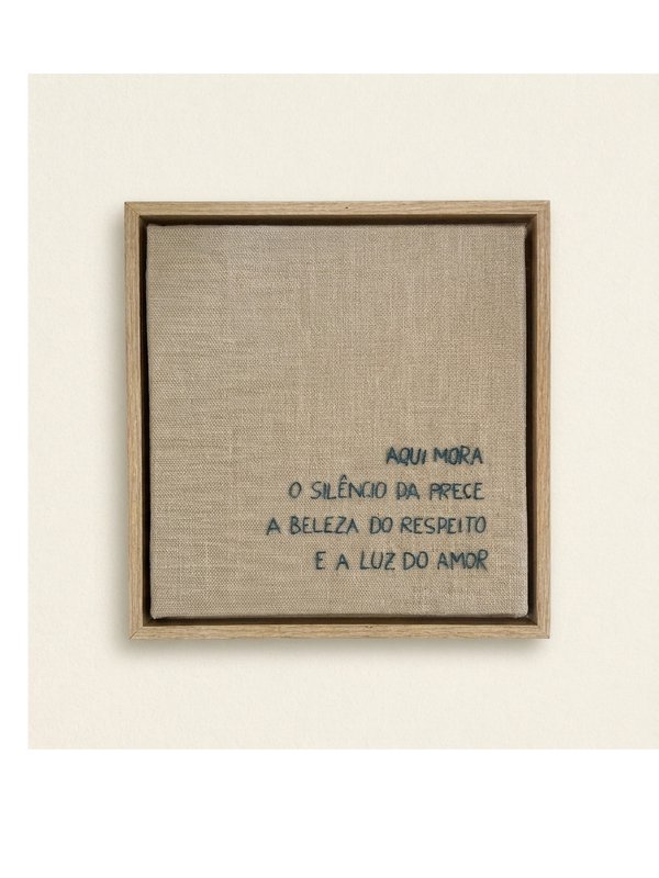AQUI MORA — Frase bordada à mão aplicada em tela de madeira para pintura.